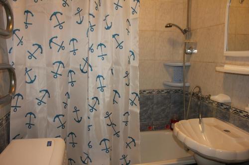奥廖尔Apartment U vokzala的浴室设有布满蓝色字母的浴帘