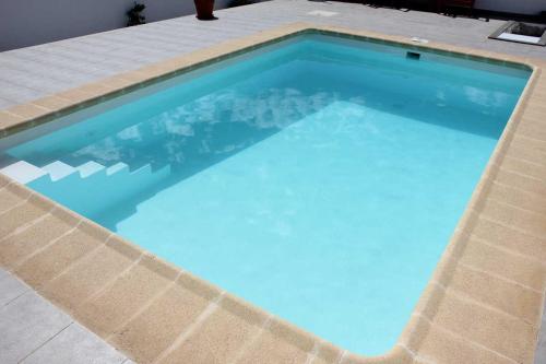 阿索马达布卢姆小屋公寓的蓝色海水大型游泳池