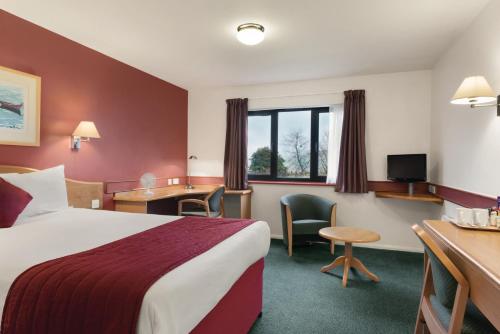 阿宾顿阿宾顿-格拉斯哥戴斯酒店的配有一张床和一张书桌的酒店客房