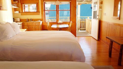 塞纳河船屋宾馆客房内的一张或多张床位
