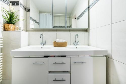 楚格航空之间市中心最佳公寓的白色的浴室设有水槽和镜子