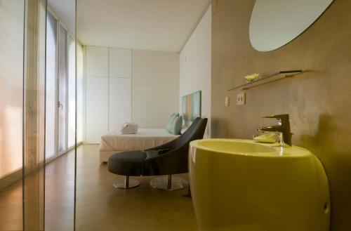 科尔多瓦韦亚度10酒店的一间带黄色水槽和床的浴室