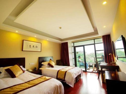 苏州GreenTree Inn Jiangsu Suzhou New District Science and Technology College Business Hotel的酒店客房设有两张床和一个阳台。