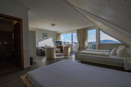 温特贝格施奈德酒店的酒店客房设有一张床和一个大窗户