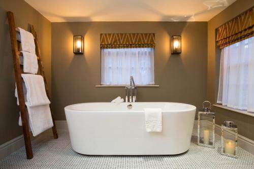 贝弗利The King's Head的一间位于客房内的带大型白色浴缸的浴室