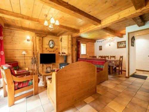 蒂涅CASA-Chalet Brizolée lake-view chalet in Tignes close to ski area的一间客厅和一间用餐室