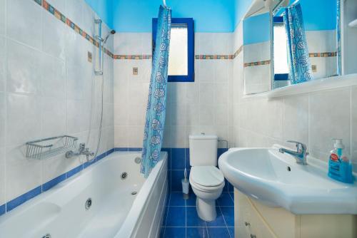 阿彻奇洛斯Stegna House Sea View的浴室配有卫生间、盥洗盆和浴缸。