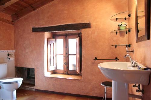 El RoyoLa Casona de El Royo的一间带水槽和卫生间的浴室以及窗户。