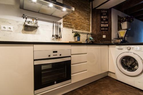 EsteponaLa Casita的厨房配有洗衣机和洗衣机。