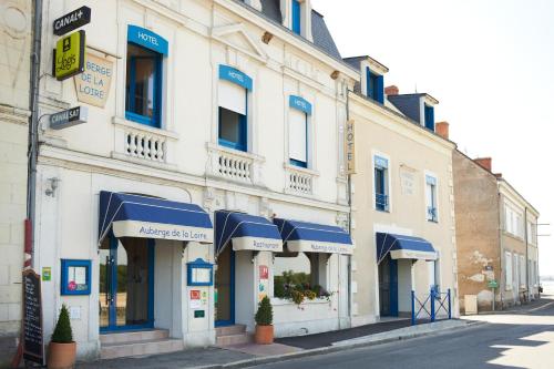 Montjean-sur-LoireAuberge de la Loire的街上有蓝色遮阳篷的建筑