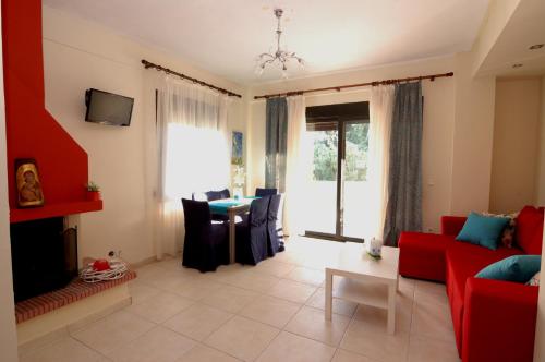 克里皮吉Petra Mare的客厅配有红色的沙发和桌子
