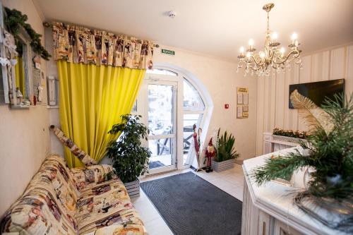 文尼察马尔森酒店的带沙发和窗户的客厅