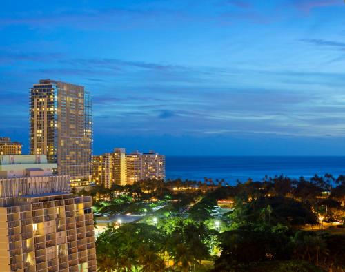 檀香山Romer Waikiki at The Ambassador的享有城市天际线的美景。