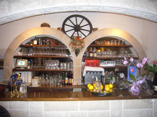 马卡尔斯卡粉红别墅酒店的一间酒吧,房间有两个拱门