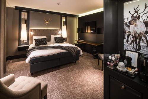 奥卢奥卢拉普兰酒店的一间卧室配有一张床、一张桌子和一把椅子