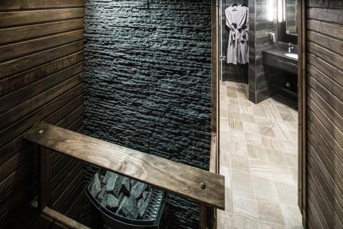 奥卢奥卢拉普兰酒店的浴室设有带壁炉的石头淋浴。