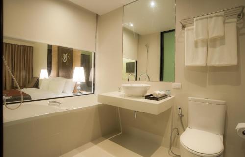 The Erawan Koh Chang -SHA Extra Plus的一间浴室