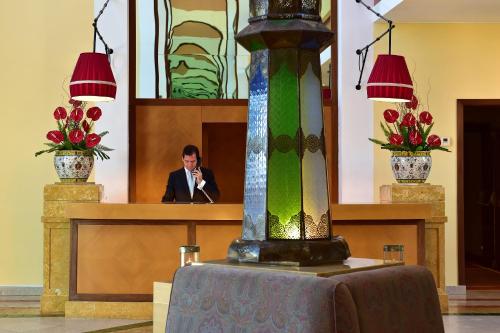 辛特拉辛特拉佩斯塔纳高尔夫SPA度假酒店的一个人站在一个房间里讲台上