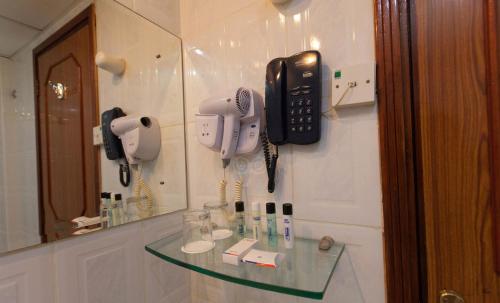迪拜卡拉马财富酒店的浴室墙上有电话