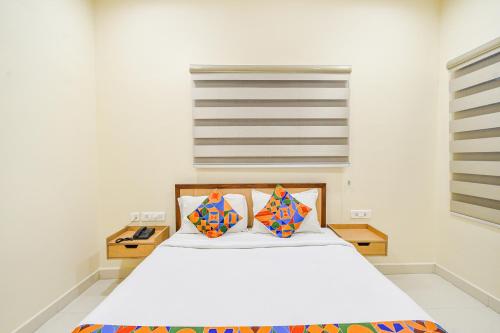 海得拉巴FabHotel Prime AM Suites - Nr Secunderabad Railway Satation的一间卧室配有一张带两个枕头的床