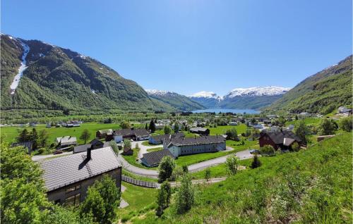 勒尔达尔Cozy Home In Røldal With House A Mountain View的享有山脉村庄的空中景致