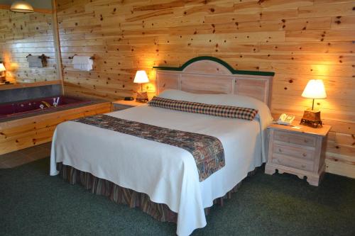 AlansonCrooked River Lodge的一间卧室配有一张床和浴缸