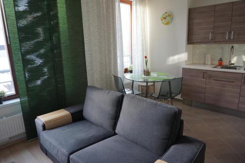布拉格里奥格特公寓的客厅配有沙发和桌子