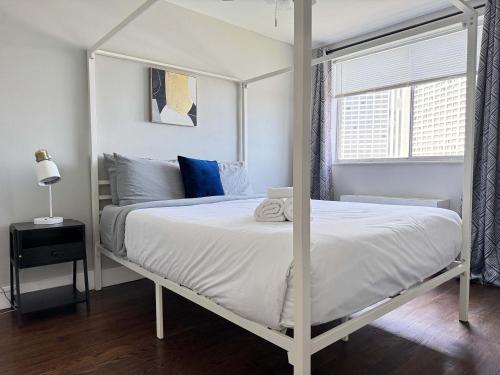 亚特兰大ATL Downtown 2BR King Bed Free Parking LM1702的卧室配有白色的华盖床