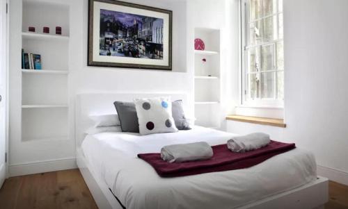 爱丁堡蛤壳之地 - 皇家大道的白色卧室配有带2条毛巾的床