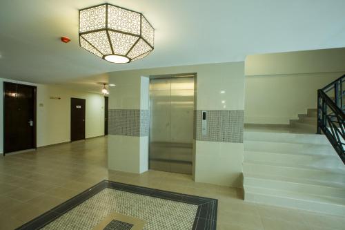 丹那美拉禾玛乐酒店的大堂设有电梯和吊灯。