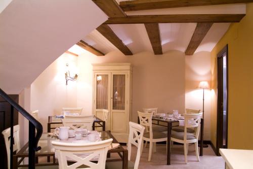 阿尔巴拉辛拉卡萨德尔提奥亚美利卡诺酒店的一间设有白色桌椅和天花板的用餐室