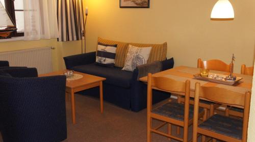 维斯马布特公寓酒店的客厅配有沙发和桌子