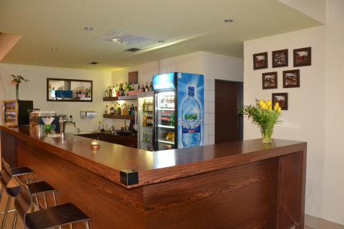 克拉科夫科纳酒店的酒吧提供大瓶水和冰箱