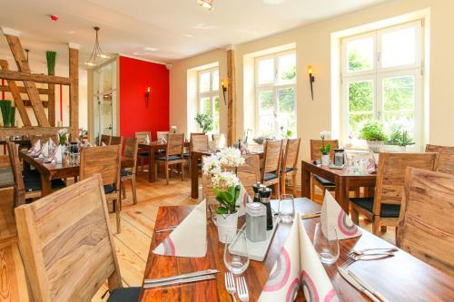 巴特Restaurant & Pension Eshramo的用餐室配有木桌和椅子