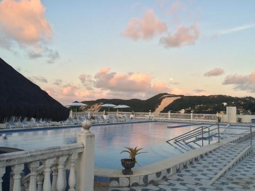 纳塔尔克里斯蒂纳塔尔度假酒店的享有度假村游泳池的景致