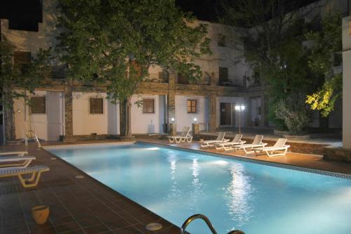 卡皮雷拉泊曲瑞安乡村旅馆的夜间游泳池周围设有躺椅