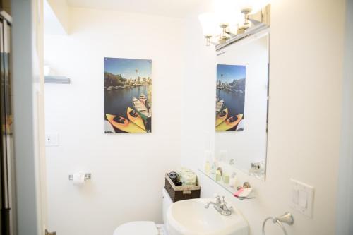 洛杉矶海滩威尼斯酒店的白色的浴室设有水槽和镜子