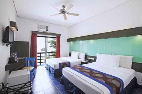 公主港公主港温德姆麦克罗特酒店的酒店客房设有两张床和窗户。