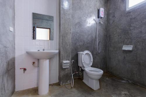 彭世洛东外现代宾馆的一间带水槽、卫生间和淋浴的浴室