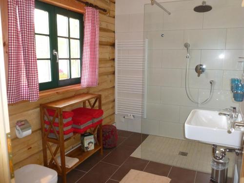 佩讷明德Halbinsel Resort Peenemünde的浴室配有卫生间、盥洗盆和淋浴。