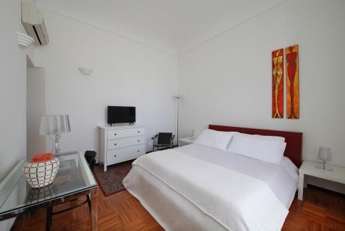 锡拉库扎五居住宿加早餐旅馆的卧室配有白色的床和玻璃桌