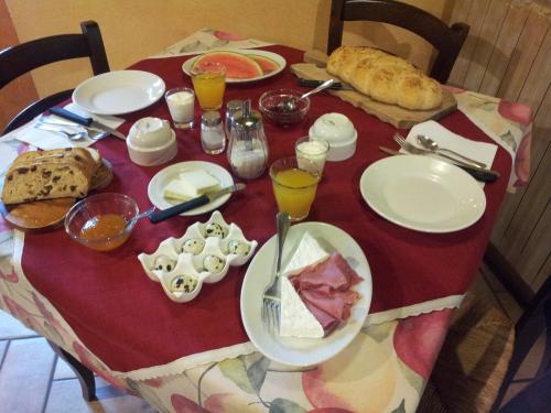 Palazzago卡希纳朗奇农家乐的一张桌子,上面放着食物和饮料