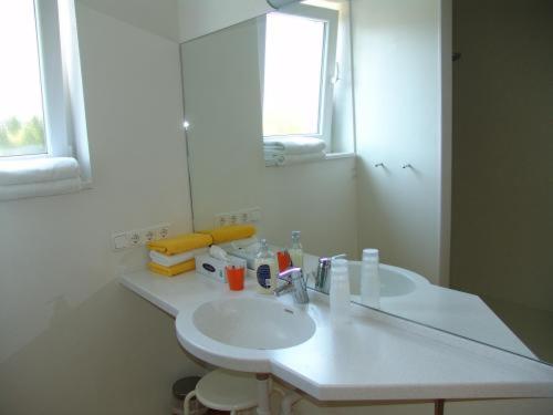 布尔高弗特克内赫特潘森酒店的浴室设有白色水槽和镜子