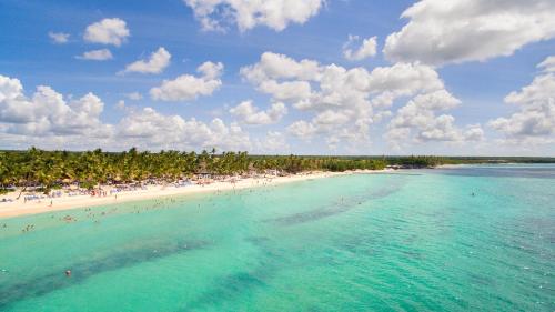 巴亚希贝Catalonia Bayahibe - All Inclusive的和水中的人一起欣赏海滩的景色