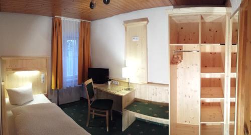 奥伯德尔丁根祖尔奥尔穆勒宾馆的客房设有书桌、床、书桌和电脑