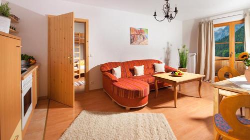 拉姆绍Haus Schwarzeck的客厅配有沙发和桌子