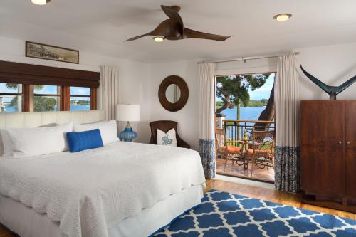 新士麦那海滩Black Dolphin Inn的一间卧室设有一张床和一个阳台