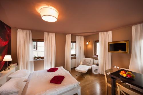 卢布尔雅那城市中心公寓的一间卧室配有一张床和一张书桌,另一间卧室配有一张桌子。