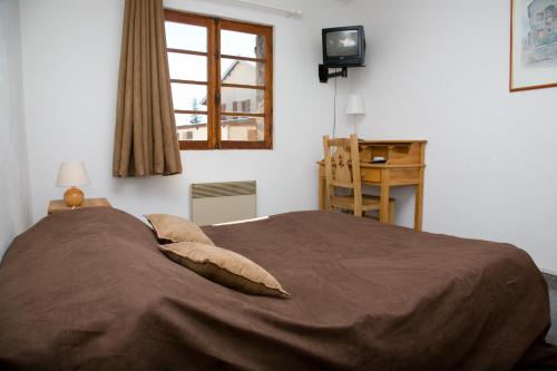 瓦尔堡Adonis Le Chastellan的一间卧室设有一张大床和一个窗户。