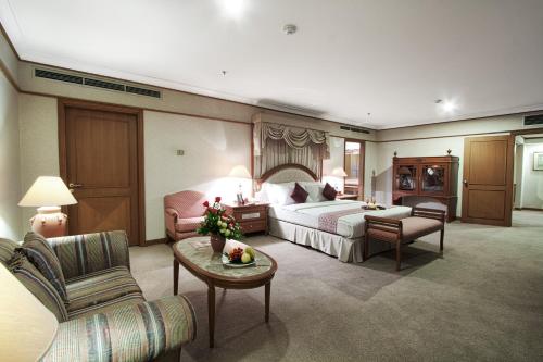 梭罗萨希德再也索罗酒店的大型酒店客房,配有床和沙发